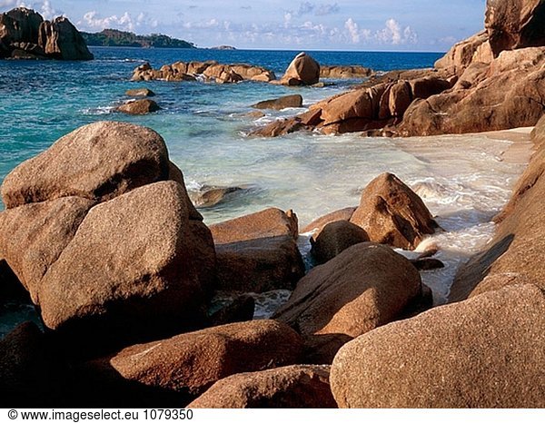 Strand und Felsen. Saint-Pierre Inselchen. Auf die Insel Praslin. Seychellen
