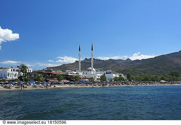 Strand und Moschee in Turgutreis  bei Bodrum  türkische Ägäis  türkische Ägäis  Türkei  Asien