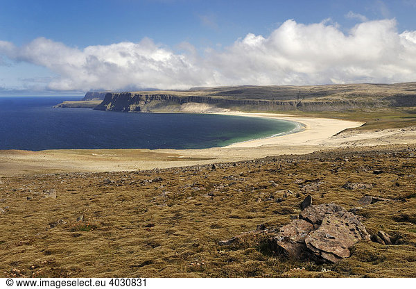 Strand und Steilküste Westfjorde zwischen Breidavik und Latrabjarg Island Europa
