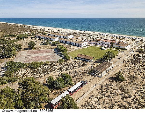 Strand von Barril mit Thunfischmuseum  in der Nähe von Tavira  Algarve  Portugal  Europa