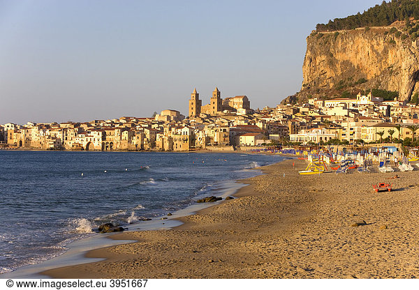 Strand von Cefalu  Cefalú  Provinz Palermo  Sizilien  Italien  Europa