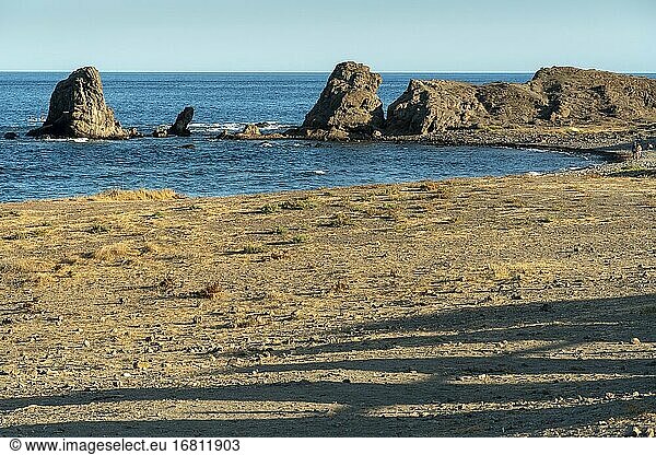 Strand von Los Escullos im Naturschutzgebiet Cabo de Gata in Almeria Andalusien Spanien.