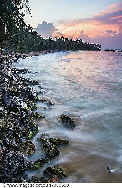 Strand von Mirissa bei Sonnenaufgang  Südküste von Sri Lanka  Asien