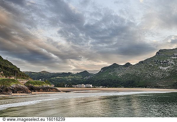 Strand von Ori?on  Castro Urdiales  Kantabrien  Spanien  Europa.
