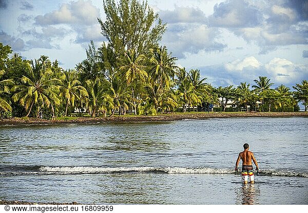 Strand vor der tahitianischen Küste. Papeete Tahiti nui Französisch Polynesien Frankreich.