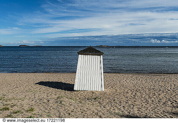 Strandhütte am menschenleeren Strand