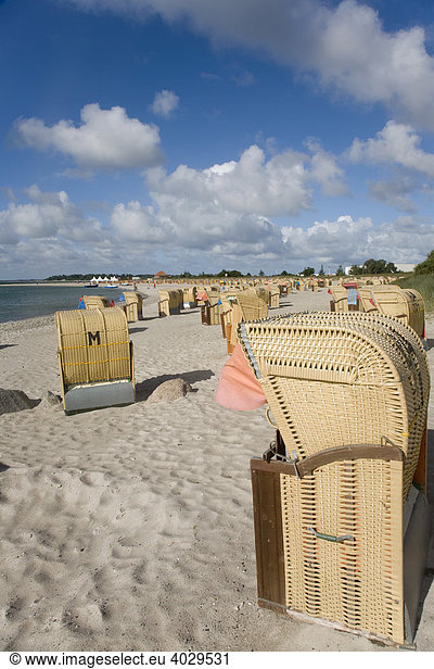 Strandkörbe am Ostseestrand von Burgtiefe,  Insel Fehmarn,  Schleswig-Holstein,  Deutschland,  Europa