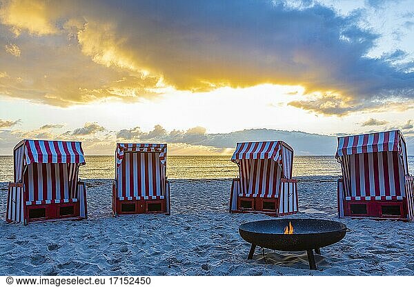 Strandkörbe und Feuerschale bei Sonnenaufgang am großen Strand von Thiessow  Insel Rügen  Ostsee  Mecklenburg-Vorpommern  Ostdeutschland