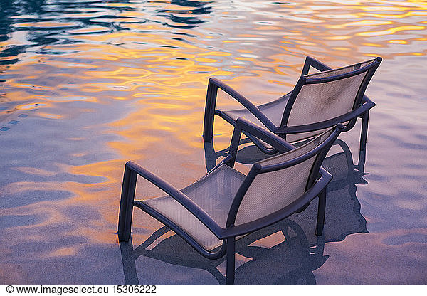 Strandkorb im Pool bei Sonnenuntergang
