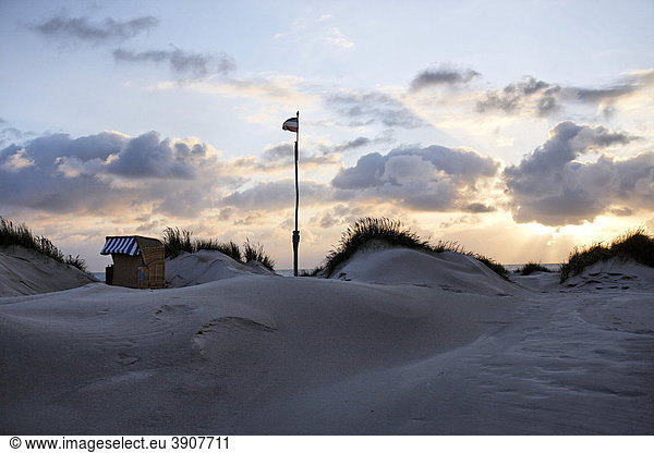 Strandkorb zwischen Sanddünen  nordfriesische Insel Amrum  Schleswig-Holstein  Deutschland  Europa