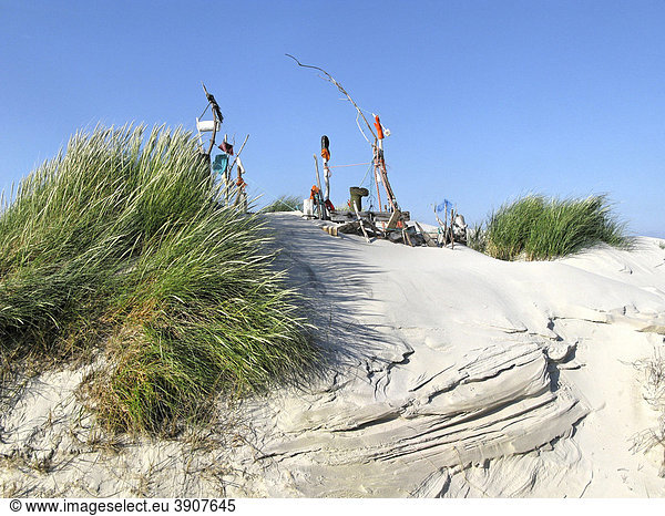 Strandkunst aus verschiedenen Objekten  angespült auf der Nordsee-Insel Amrum  Deutschland  Schleswig-Holstein  Europa