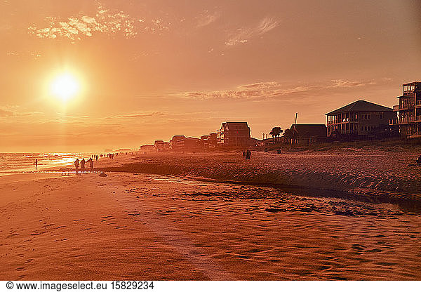 Strandvorderseite mit Sonnenuntergang dahinter