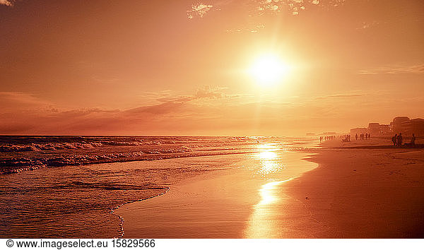 Strandvorderseite mit Sonnenuntergang dahinter