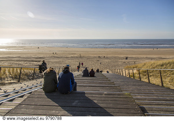 Strandzugang und Aussichtspunkt an der Strandpromenade Egmond aan Zee Nordholland Niederlande Europa