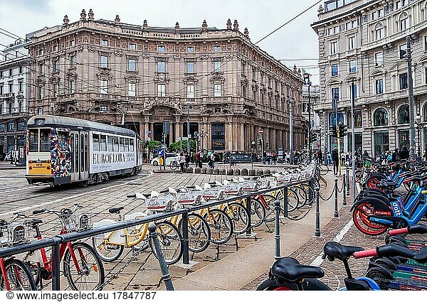 Strassenbahn und Leihfahrräder auf der Piazza Cordusio im Zentrum  Mailand  Lombardei  Norditalien  Italien  Europa
