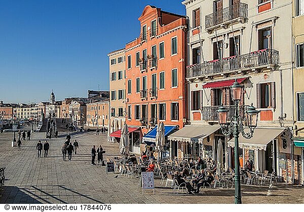 Strassencafe an der Wasserfront Riva degli Schiavoni  Venedig  Venetien  Adria  Norditalien  Italien  Europa