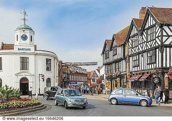 Stratford-upon-Avon  Warwickshire  England. Typische Geschäfte in der Henley Street  darunter Fachwerkgebäude im Tudorstil.