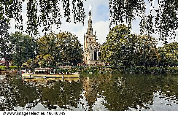 Stratford-upon-Avon  Warwickshire  England. Vergnügungsfahrt auf dem Fluss Avon. Die Holy Trinity Church  in der Shakespeare begraben ist  im Hintergrund.