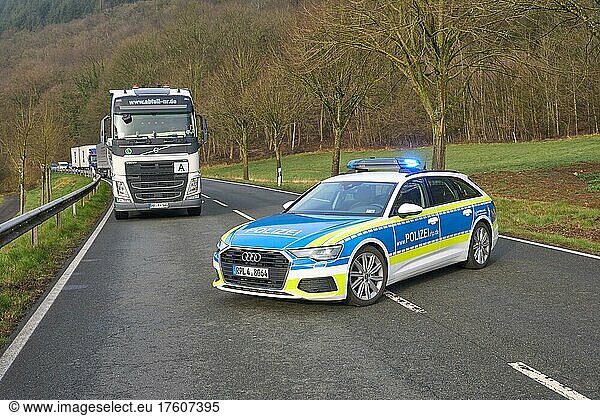 Streifenwagen der Polizei  quer auf der B260  Straßensperrung und Stau auf Landstraße  Fachbach  Rheinland-Pfalz  Deutschland  Europa