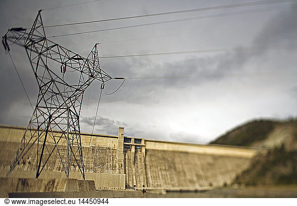 Stromleitungen und Staudamm