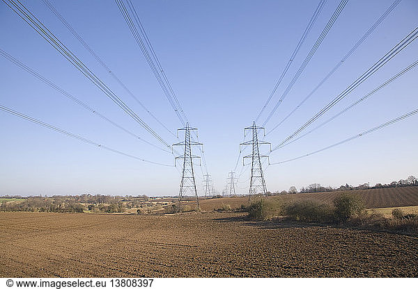 Strommasten und Hochspannungsleitungen quer durch die Landschaft  Claydon  Suffolk  England