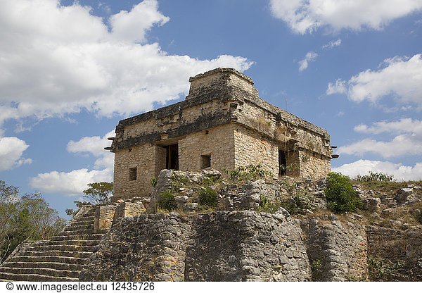 Struktur der sieben Puppen  Maya-Ruinen  archäologische Stätte Dzibilchaltun  700 bis 800 n. Chr.  bei Merida  Yucatan  Mexiko  Nordamerika