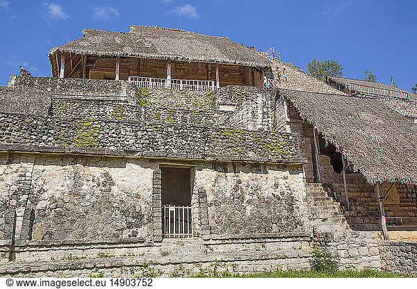 Struktur 1 mit überdachter Stuckfassade  Akroplolis  Ek Balam  Yucatec-Mayan Archaeological Site; Yucatan  Mexiko