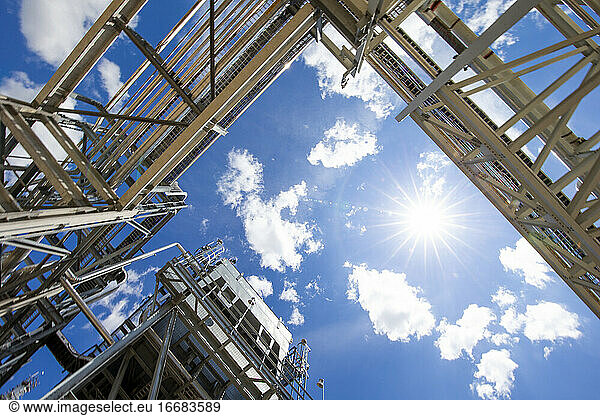 Strukturen einer Erdgasanlage vor blauem Himmel