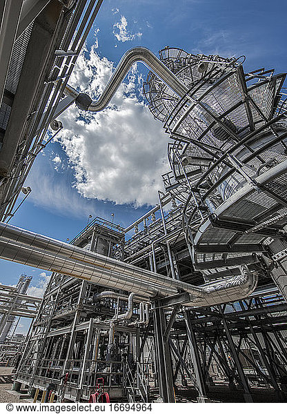Strukturen einer Erdgasaufbereitungsanlage mit blauem Himmel