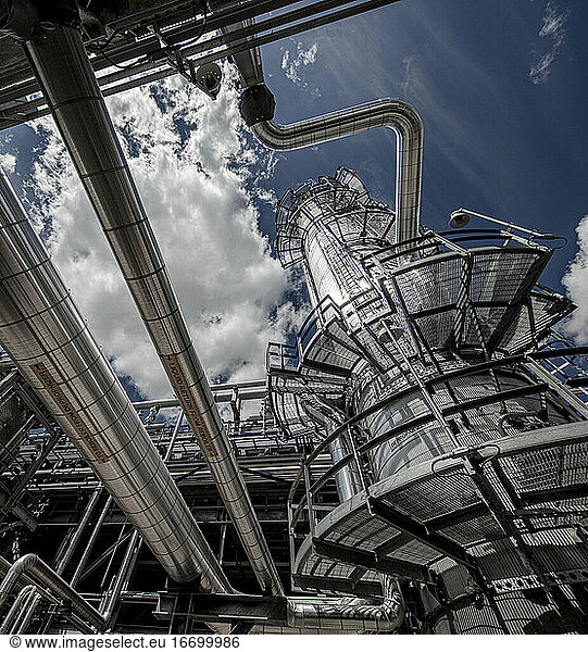 Strukturen einer Erdgasaufbereitungsanlage mit blauem Himmel