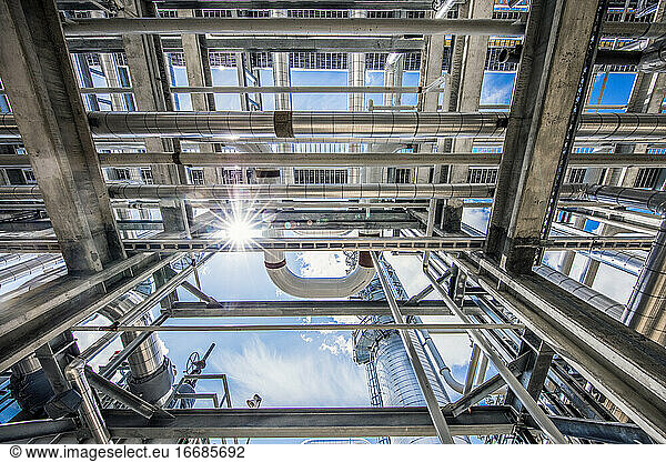 Strukturen einer Erdgasaufbereitungsanlage mit Sonnenfackel