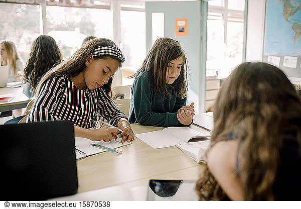Studentinnen lernen am Tisch im Klassenzimmer