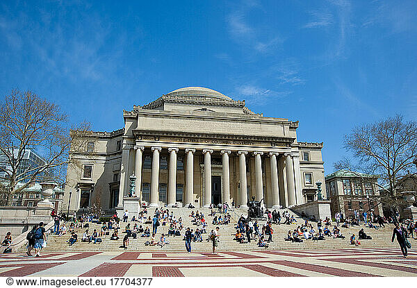 Students In Front Of The Library Of Columbia University  Manhattan  New York  Usa
