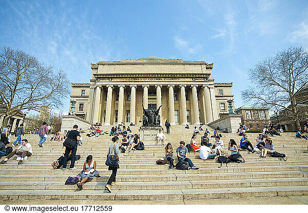 Students In Front Of The Library Of Columbia University  Manhattan  New York  Usa