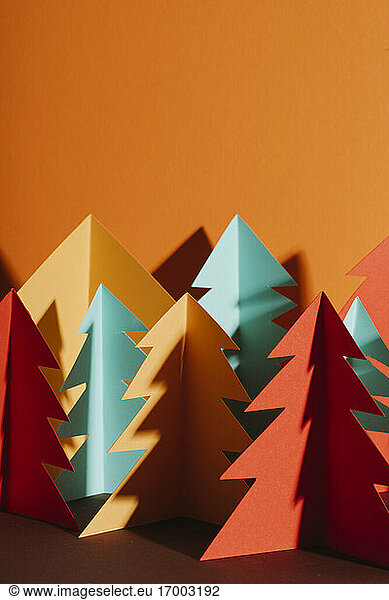 Studio Schuss von einfachen Papier Handwerk Waldbäume in Herbstfarben