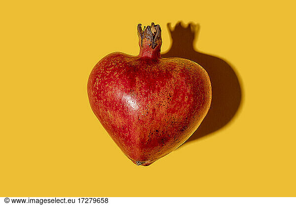 Studioaufnahme eines herzförmigen Granatapfels