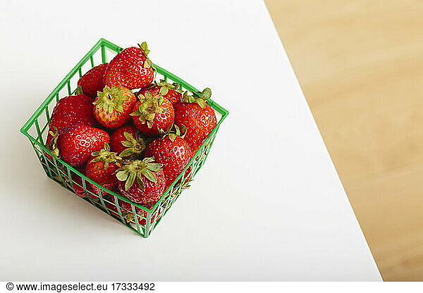 Studioaufnahme eines Korbes mit frischen Erdbeeren