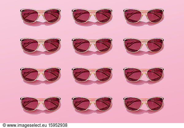 Studioaufnahme von Reihen rosa Sonnenbrillen