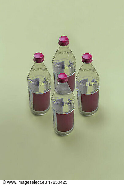 Studioaufnahme von vier leeren Glasflaschen
