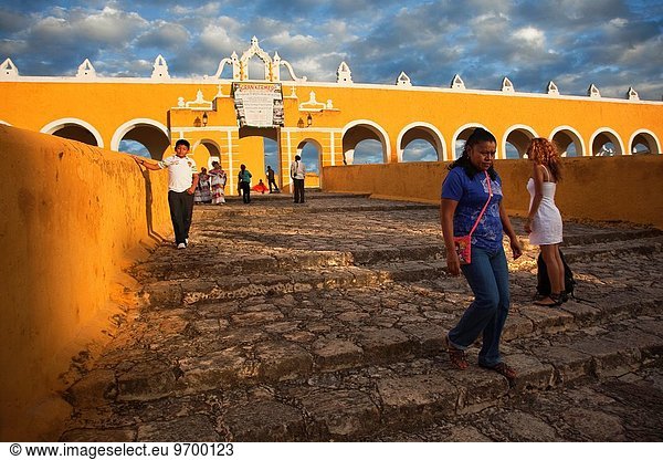 Stufe Frauenkloster Mensch Menschen Mexiko Mittelamerika Izamal Kloster Padua Yucatan