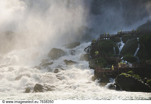 Stufe  Wasser  fallen  fallend  fällt  Spritzer  Dunst  Tourist  Natur  Wasserfall  Niagarafälle  Kanada  Ontario  Tourismus