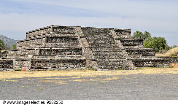 Stufenpyramide am Plaza de la Luna  UNESCO Weltkulturerbe Ausgrabungsstätte Teotihuacan  México  Mexiko