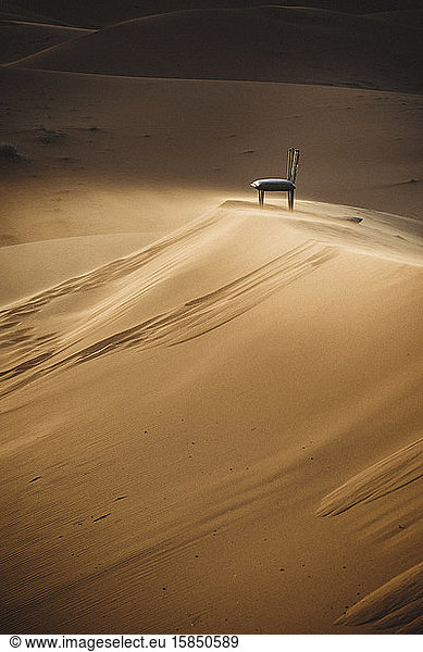 Stuhl über einer Düne in der Wüste Sahara