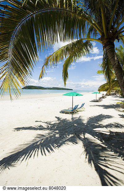 Stuhl Strand Baum unterhalb Meer weiß Ignoranz Sand Sonnenschirm Schirm blau Terrasse Malaysia