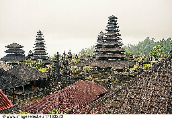 Stupas im Pura Besakih (Besakih-Tempel)  Bali  Indonesien. Der Besakih-Tempel  auch bekannt als Muttertempel von Besakih (Pura Besakih auf Indonesisch)  ist der größte hinduistische Tempel auf Bali und liegt an den Hängen des Mount Agung  eines aktiven Vulkans auf Bali.