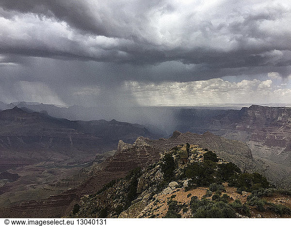 Sturmwolken regnen über dem Grand Canyon