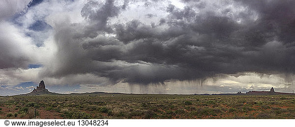 Sturmwolken regnen über Monument Valley