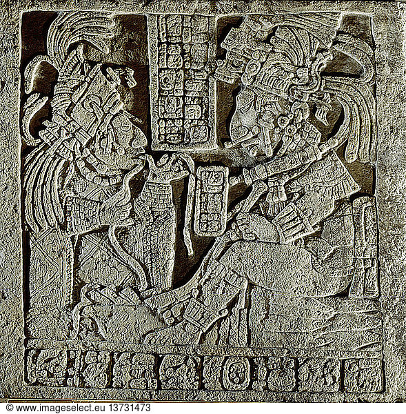 Sturz 17 der Struktur 21 von Yaxchilan aus einer Serie die die Rituale zur Thronbesteigung des Herrschers Lord Bird Jaguar illustriert. Bird Jaguar sitzt hier seiner Frau Lady Balam Ix gegenüber die ein Blutopfer bringt indem sie ein Seil durch ihre Zunge zieht. Beide tragen kunstvolle Kopfbedeckungen und Ohrstöpsel. Mexiko. Maya. AD 770. Yaxchilan Struktur 21.