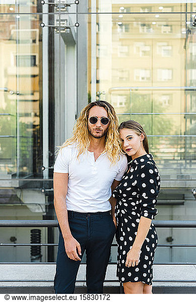 Stylisches Paar in modischer Kleidung schaut in der Stadt in die Kamera