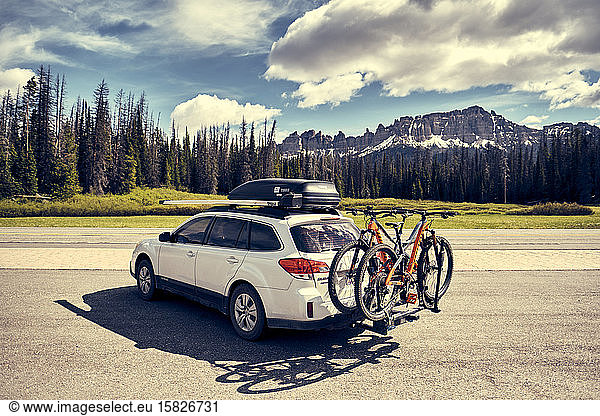 Subaru Outback Abenteuer-Mobil  beladen mit Mountainbikes.